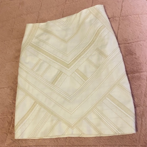 White House Black Market Dresses & Skirts - White House Black Market Pencil Skirt Geometric Embroidery Detail Slimming sz 00